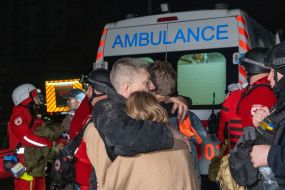 Батько втішає сина та доньку, які втратили матір після повітряного нальоту російських безпілотників у Харкові