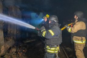 Пожежники гасять будинок після повітряного нальоту російських безпілотників у Харкові