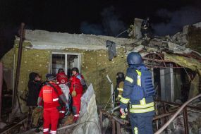 Зруйнований після повітряного нальоту російських безпілотників будинок, в якому загинула жінка, у Харкові