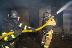 Пожежники гасять будинок після повітряного нальоту російських безпілотників у Харкові