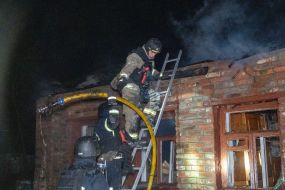 Пожежники гасять будинок після повітряного нальоту російських безпілотників у Харкові
