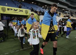 Гравців ФК «Рух» (Львів) виводять на поле діти працівників ФК «Рух» (Львів)