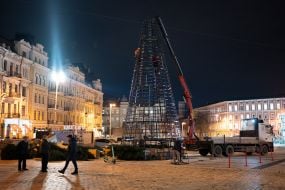 Монтаж новорічної ялинки на Софійській площі