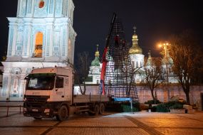 Монтаж новорічної ялинки на Софійській площі