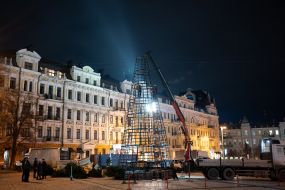 Монтаж новорічної ялинки на Софійській площі