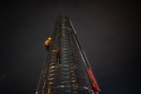 Монтаж новорічної ялинки на Софійській площі