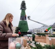 Монтаж новорічної ялинки на Софійській площі