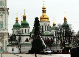 Монтаж новорічної ялинки на Софійській площі