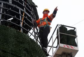 Монтаж новорічної ялинки на Софійській площі