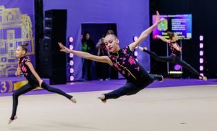 Участницы командного чемпионата Украины по художественной гимнастике