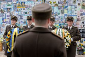 Возложение цветов к Стене памяти