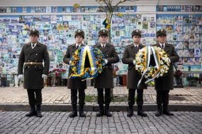 Возложение цветов к Стене памяти