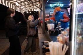 Молодые люди покупают кофе