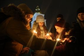 People met the Bethlehem Fire on Mikhailivska Square in Kyiv