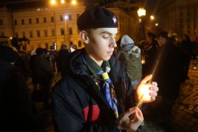 People met the Bethlehem Fire on Mikhailivska Square in Kyiv