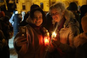 People met the Bethlehem Fire on Mikhailivska Square in Kyiv