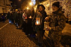 People met the Bethlehem Fire on Mikhailivska Square in Kyiv
