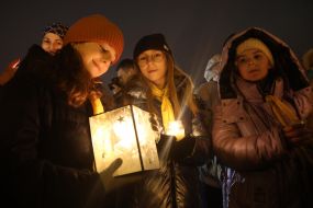 People met the Bethlehem Fire on Mikhailivska Square in Kyiv