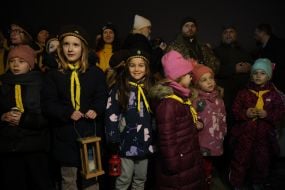 People met the Bethlehem Fire on Mikhailivska Square in Kyiv