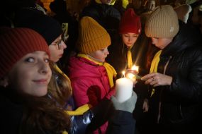 People met the Bethlehem Fire on Mikhailivska Square in Kyiv