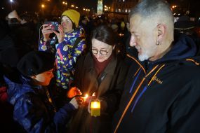 People met the Bethlehem Fire on Mikhailivska Square in Kyiv