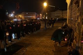 Scouts with lamps with the Bethlehem Fire near the Wall of Remembrance on Mikhailivska Square in Kyiv