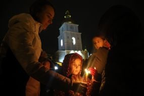 People met the Bethlehem Fire on Mikhailivska Square in Kyiv