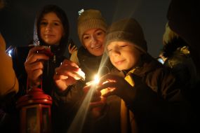 People met the Bethlehem Fire on Mikhailivska Square in Kyiv