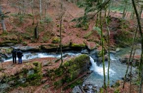 Дівчата біля водоспаду Давір