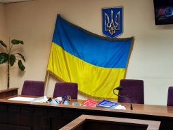 Пустые стулья судей в зале заседаний Подольского суда в Киеве