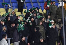 Болельщики на трибуне во время матча