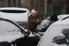 Girls playing snowballs on the street in Kiev