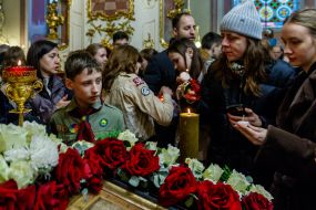 Греко-католические верующие забирают частицу Вифлеемского огня мира в свои дома