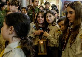 Пластуны во время торжественной передачи Вифлеемского огня мира