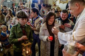 Торжественная передача Вифлеемского огня мира