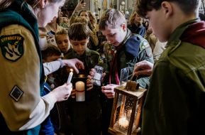 Пластуны во время торжественной передачи Вифлеемского огня мира