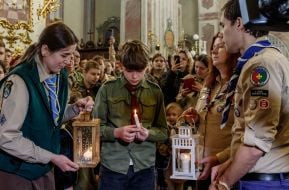 Пластуны во время торжественной передачи Вифлеемского огня мира