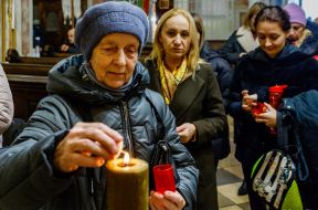 Греко-католические верующие забирают частицу Вифлеемского огня мира в свои дома