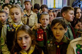 Пластуны во время торжественной передачи Вифлеемского огня мира