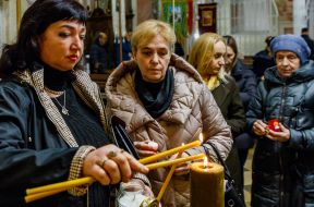 Греко-католические верующие забирают частицу Вифлеемского огня мира в свои дома