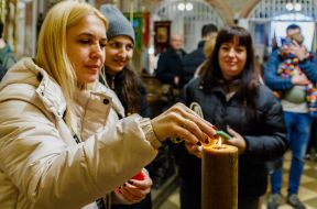 Греко-католические верующие забирают частицу Вифлеемского огня мира в свои дома