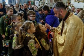 Пластуны причащаются во время торжественной церемонии передачи Вифлеемского огня мира