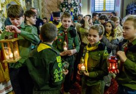 Торжественная передача Вифлеемского огня мира