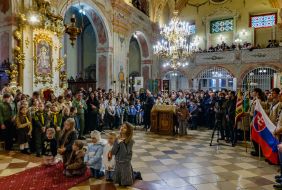 Торжественная передача Вифлеемского огня мира