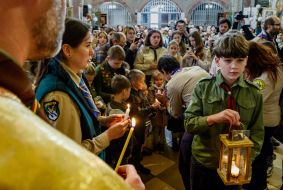 Торжественная передача Вифлеемского огня мира