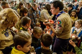 Пластуны во время торжественной передачи Вифлеемского огня мира