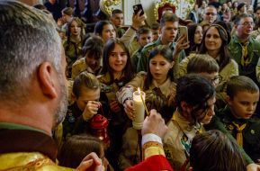 Торжественная передача Вифлеемского огня мира