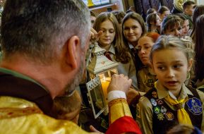 Торжественная передача Вифлеемского огня мира