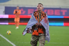 Военный сделал символический удар по мячу