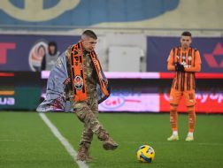 Военный сделал символический удар по мячу